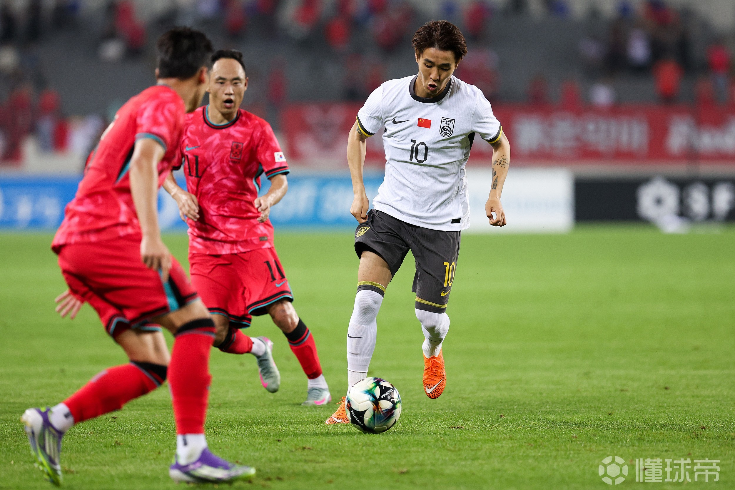 关于日本1-0韩国！卫冕东亚杯+3次夺冠超国足，30岁混血射手5球夺金靴的信息