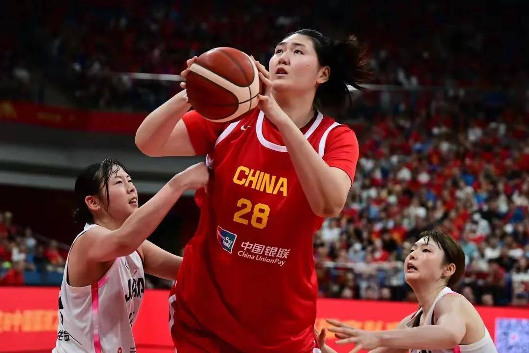 国家队大赛首秀！张子宇13分末节双塔让人期待(u18中国女子篮球张子宇录像完整)