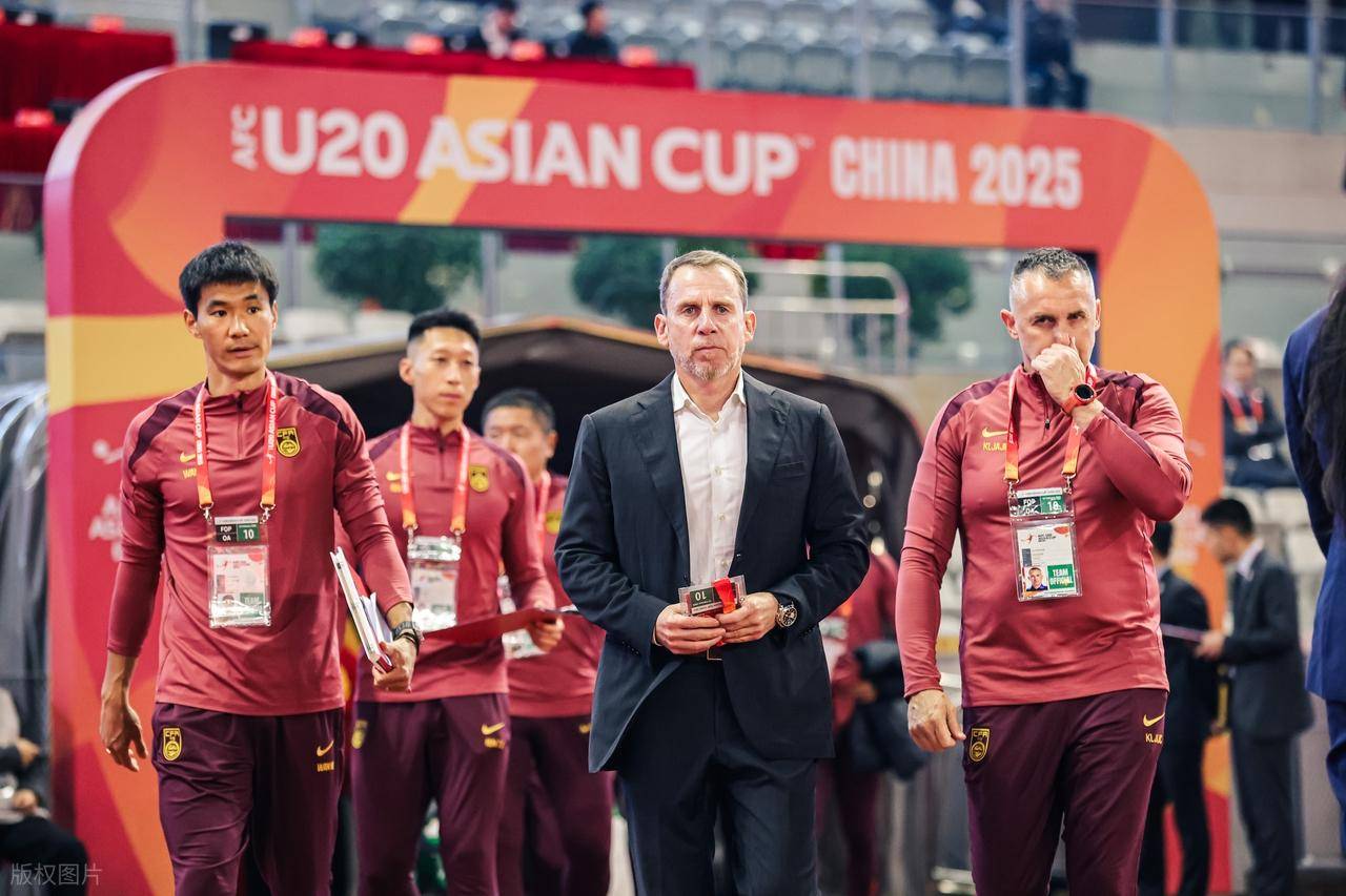 热议国足1-0中国香港：大部分时间索然无味加快选帅效率(如何评价国足12不敌中国香港男足视频)