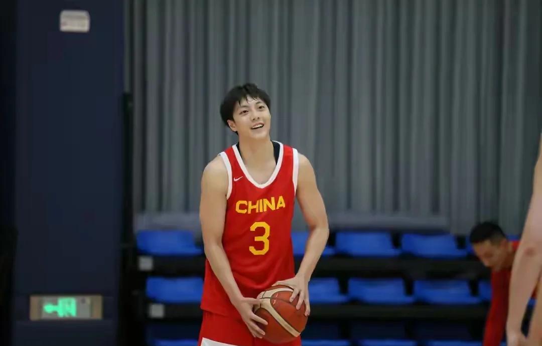 胡明轩三分绝杀中国男篮险胜尤文图特(胡明轩的绝杀视频)