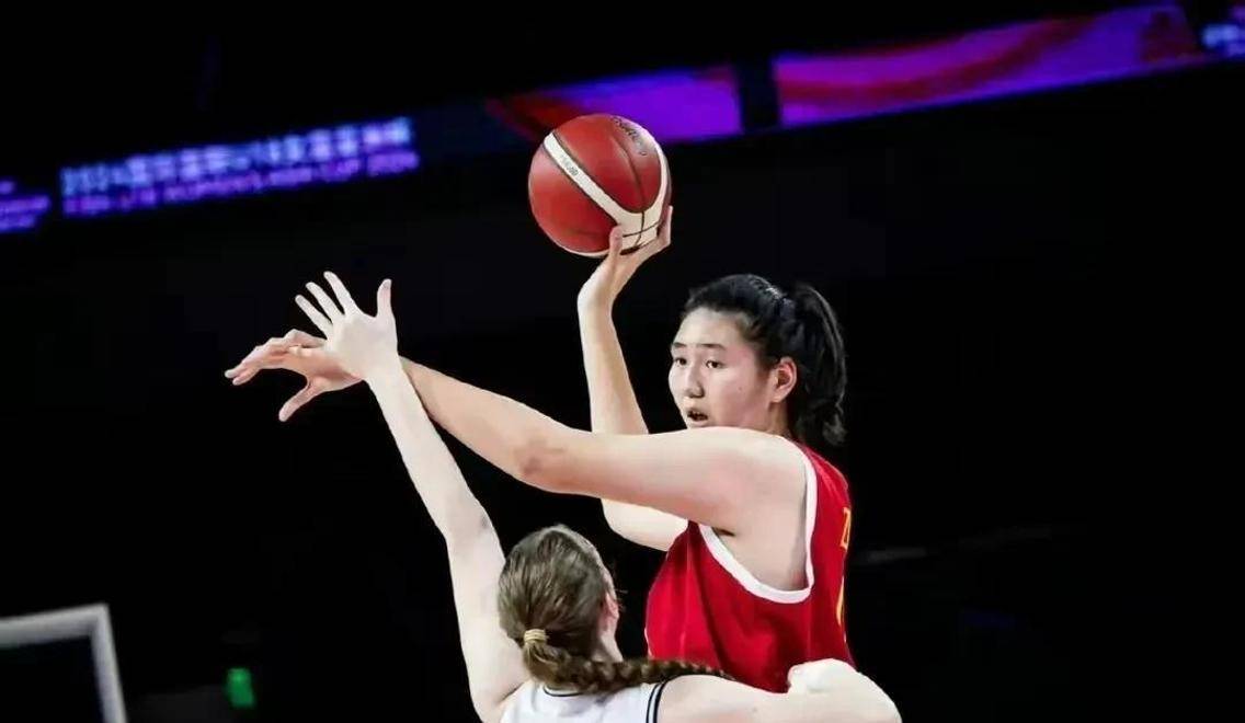 组图：中国女篮备战波黑宫鲁鸣给张子宇开小灶(中国女篮张子宇扣篮)