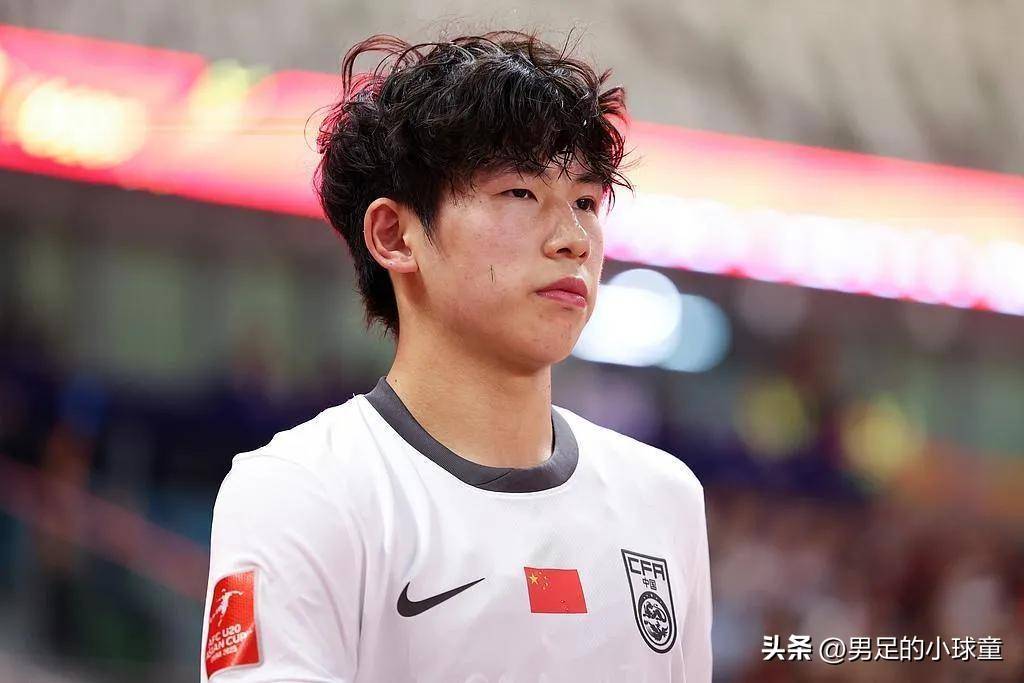 包含中国男足再演功夫足球高天意恶意犯规逃过红牌的词条