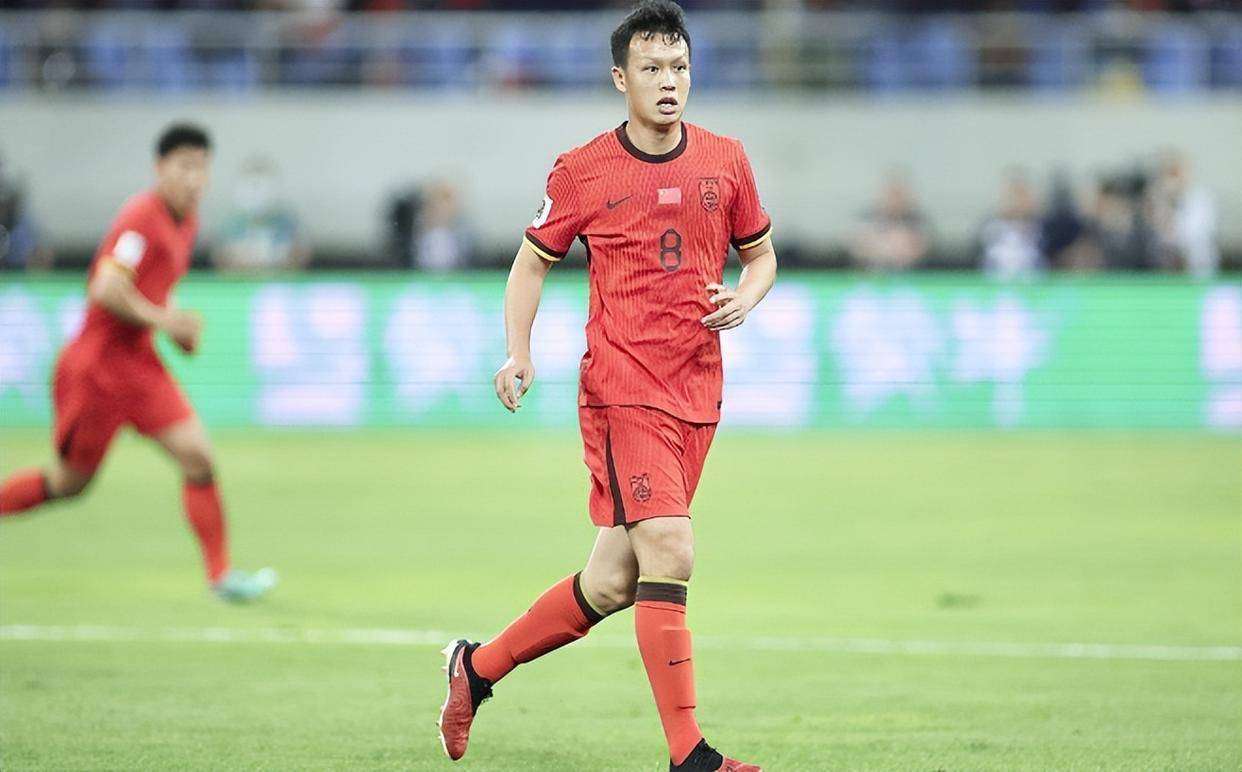 包含中国男足再演功夫足球高天意恶意犯规逃过红牌的词条