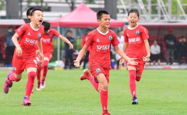 重庆足球向前迈进，表现出色取得连胜(2021重庆足球队)